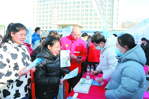 大学生们在咨询全日制应届毕业生发放住房公积金缴存补贴政策 记者 杨浩泉